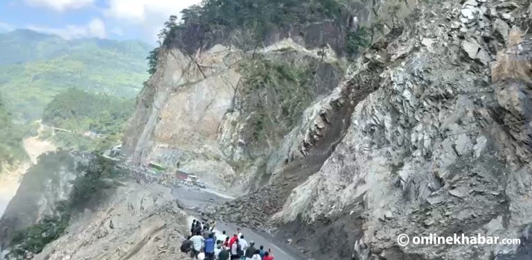 तुइनखोलामा फेरि खस्यो पहिरो, सडक दुईतर्फी अवरुद्ध
