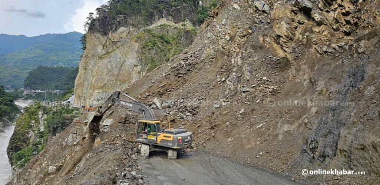 तुइनखोला पहिरो : १६० मिटर सडक ढाकिने गरी बन्यो २० मिटर अग्लो पहाड