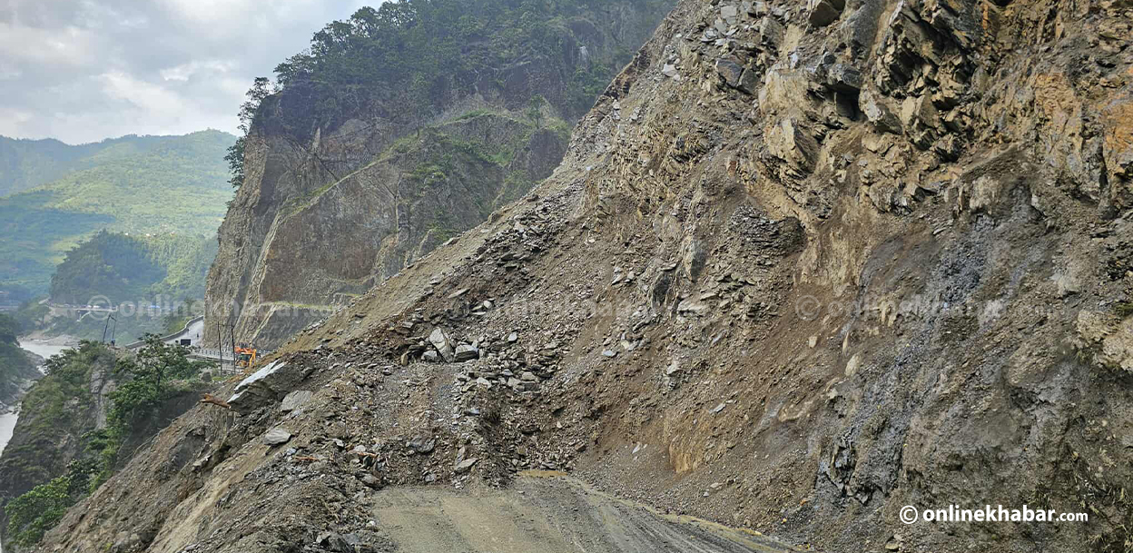 पानी पर्न थालेपछि रोकियो तुइन खोलाको पहिरो हटाउने काम