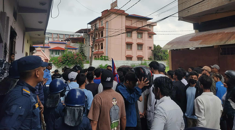 बुटवलमा जेनजीले घेरे एमाले पार्टी कार्यालय