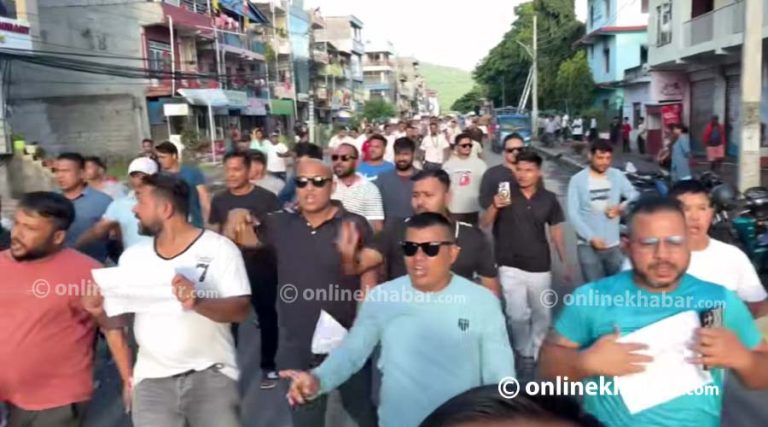 हेटाैंडामा संविधान रक्षाकाे माग गर्दै युवाहरूकाे प्रदर्शन