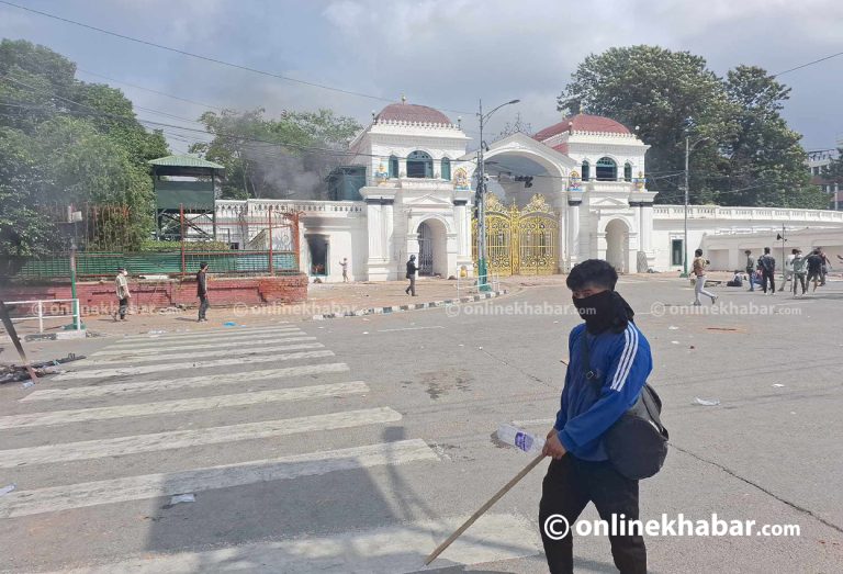 सिंहदरबार प्रवेश गरेका प्रदर्शनकारीलाई सुरक्षाकर्मीले निकाल्यो, बाहिर झडप जारी