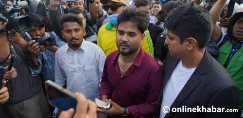 बालेन र सुदनविरुद्ध जाहेरी लिएर काठमाडौं प्रहरी परिसर पुग्यो अनेरास्ववियुको टोली (तस्वीरहरू)
