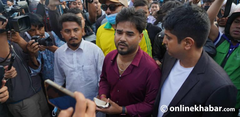 बालेन र सुदनविरुद्ध जाहेरी लिएर काठमाडौं प्रहरी परिसर पुग्यो अनेरास्ववियुको टोली (तस्वीरहरू)