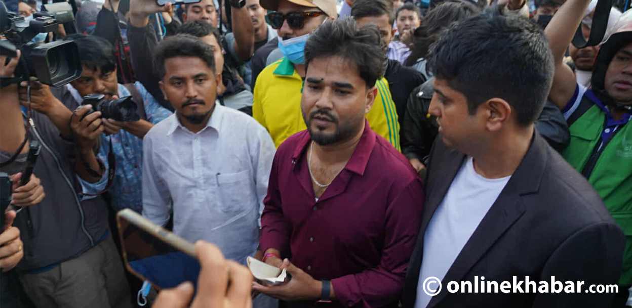 बालेन र सुदनविरुद्ध जाहेरी लिएर काठमाडौं प्रहरी परिसर पुग्यो अनेरास्ववियुको टोली (तस्वीरहरू)