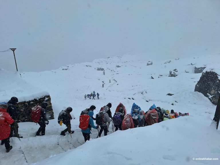 अन्नपूर्ण पदयात्रामा फसे पर्यटक, उद्धार टोली परिचालित (तस्वीरहरू)