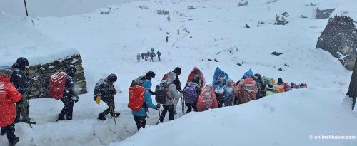 अन्नपूर्ण पदयात्रामा फसे पर्यटक, उद्धार टोली परिचालित (तस्वीरहरू)