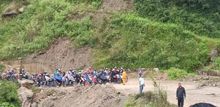 अरनिको राजमार्गमा पनि सवारीसाधन होल्ड