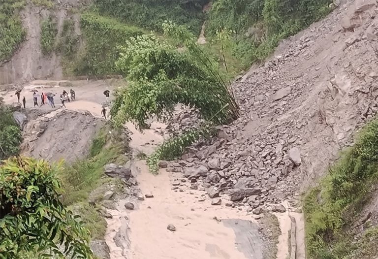 अरनिको राजमार्गको पकुचामा पहिरो खसेर सडक अवरुद्ध