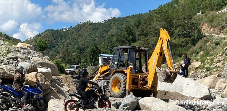 बीपी राजमार्गमा बाढीले बगाएका डाइभर्सन बनाउन थालियो