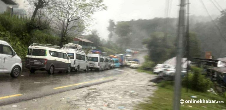 बीपी राजमार्गमा पूर्ण रूपमा गाडी चलाउन रोक