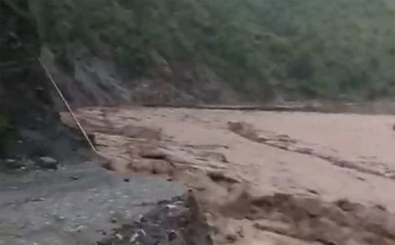 रोशीले बीपी राजमार्गको सिन्धुली खण्डमा पनि डाइभर्सन बगायो