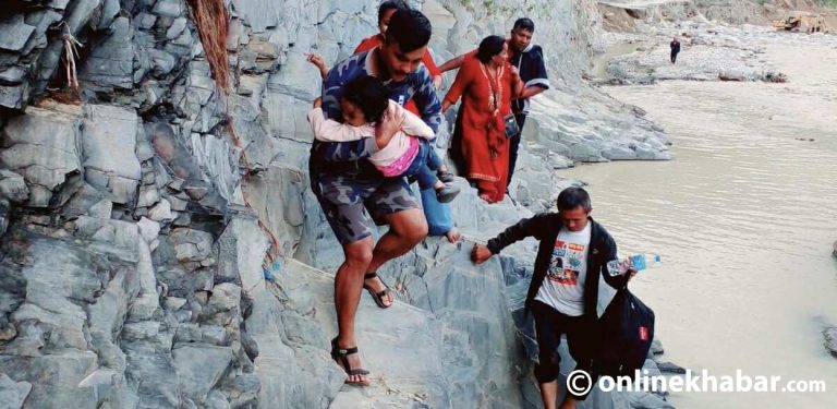 बीपी राजमार्गमा हिँड्न पनि छैन बाटो, भीर खोस्रेर यात्रा