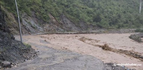 रोशी खोलाले ९ स्थानभन्दा बढी ठाउँमा बीपी राजमार्ग कटान