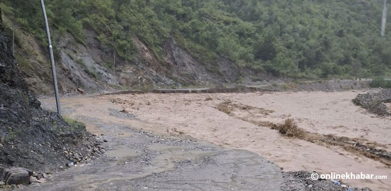 बीपी राजमार्ग हुँदै गन्तव्यमा हिँडेका ९५४ यात्रु रोकिए, उद्धारमा प्रहरी परिचालन