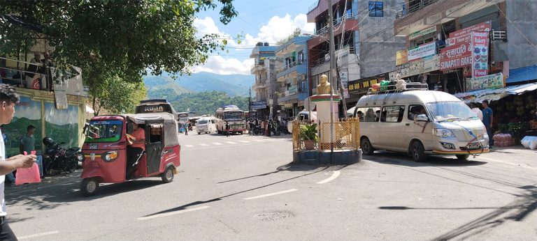 बीपी राजमार्गको अधिकांश बाटो बगाएपछि आवतजावतमा समस्या
