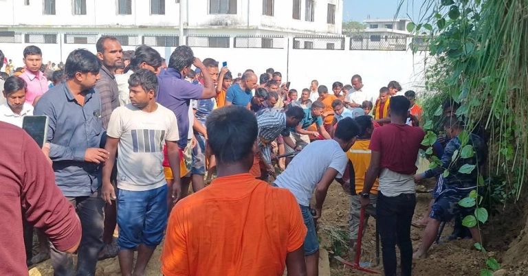 बारामा माटोको ढिस्कोमा पुरिएर २ जनाको मृत्यु, ४ जना गम्भीर घाइते