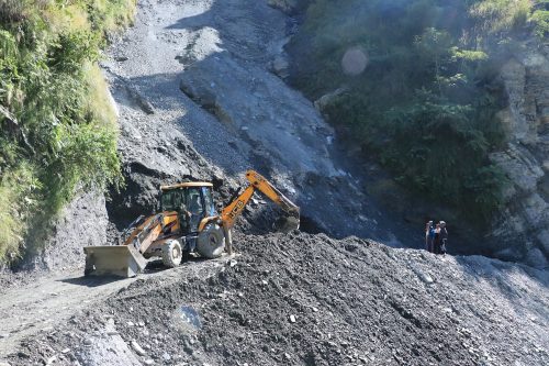 सञ्चालन हुन थाल्यो बेनी–दरवाङ सडक