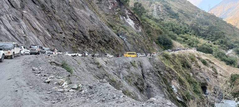 महभिरमा पहिरो खसेपछि बेनी–जोमसोम सडक अवरुद्ध