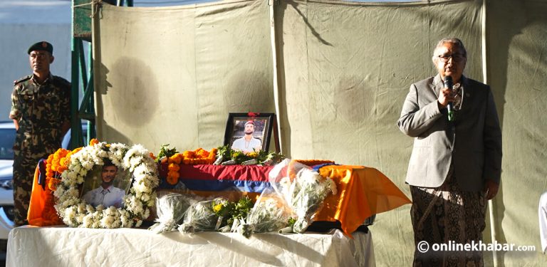 विपिनको शव नजिकै उभिएर प्रधानमन्त्रीले भनिन्- प्रत्येक नेपाली आमाको छोरा