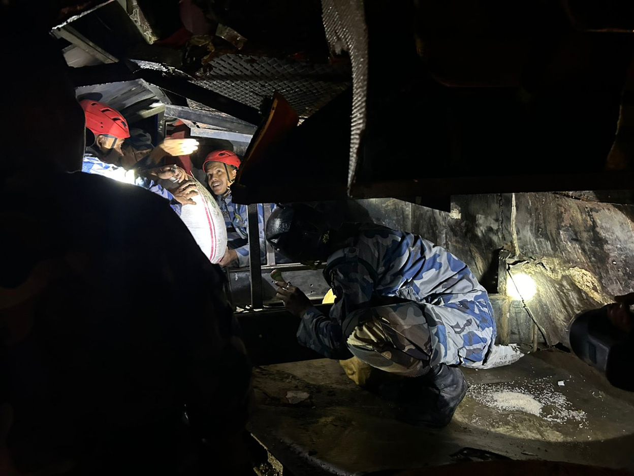 चितवनको टिकौली जंगलमा २ बस र एक ट्रक ठोक्किए, ३३ जना घाइते