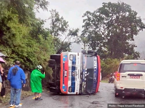 धनकुटाको तीनघुम्तीमा बस पल्टियो