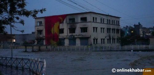 बाढीले एमाले पार्टी कार्यालयसहित आसपासका बस्ती जोखिममा (तस्वीरहरू)