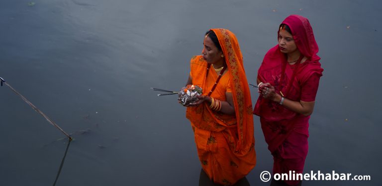 अस्ताउँदो सूर्यलाई दिइयो अर्घ्य (तस्वीरहरू)