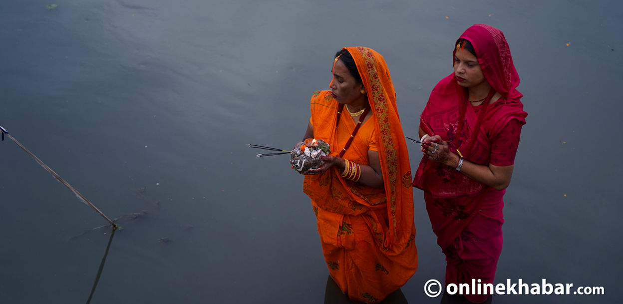 अस्ताउँदो सूर्यलाई दिइयो अर्घ्य (तस्वीरहरू)