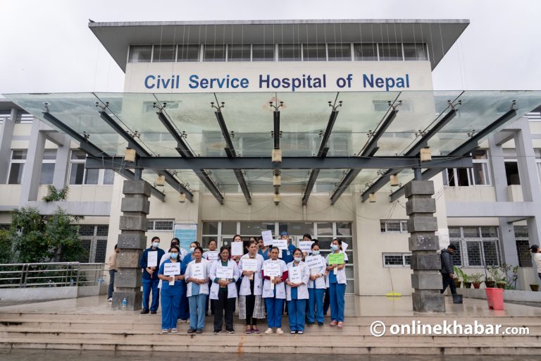 श्रम शोषणविरुद्ध निजामती अस्पतालका नर्स पनि आन्दोलित (तस्वीरहरू)