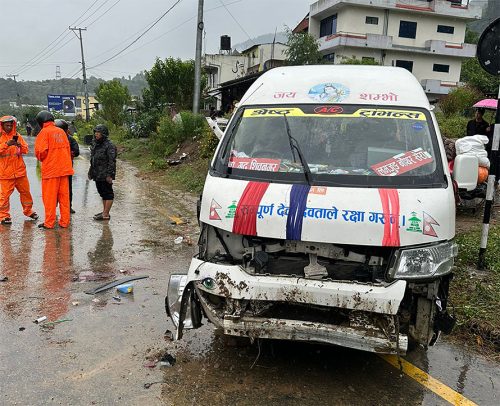 तनहुँको आँबुखैरेनीमा माइक्रोबस दुर्घटना, १४ जना घाइते