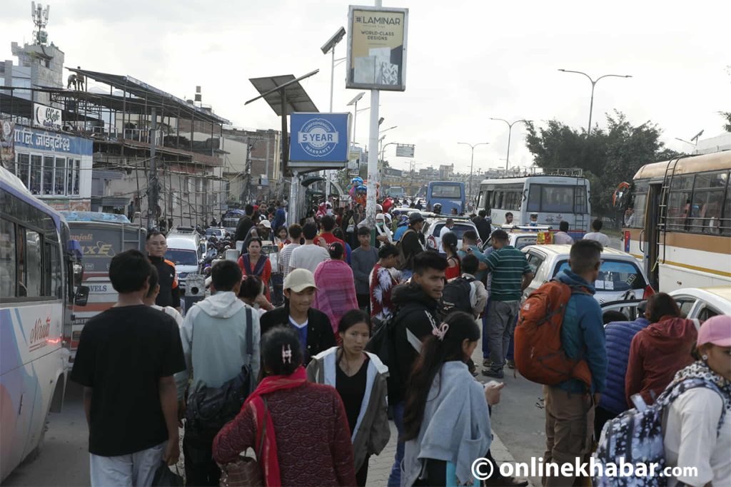 दशैं मनाउन गाउँघर गएकाहरू फर्किन थाले काठमाडौं (तस्वीरहरू)