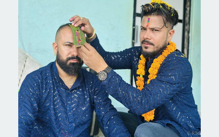… अनि दाजुभाइले एकापसमा लगाए भाइटीका