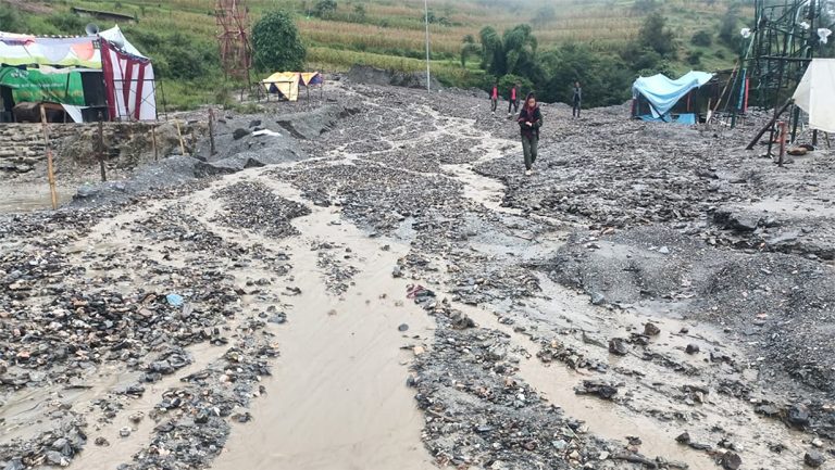 वर्षातमा लोकमार्गका यात्रुलाई सास्तीनै सास्ती
