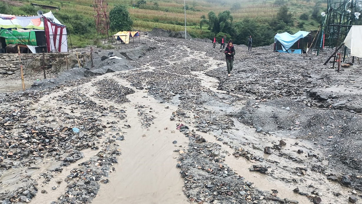 वर्षातमा लोकमार्गका यात्रुलाई सास्तीनै सास्ती