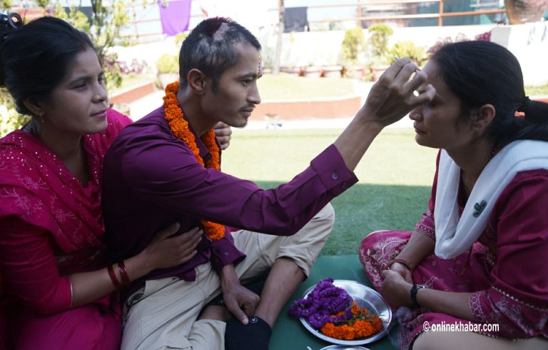 जेनजी घाइते दिपेन्द्रलाई अस्पतालमै भाइटीका, दिदीको आशिष् : जस्तो भए नि बलियो हुनुपर्छ