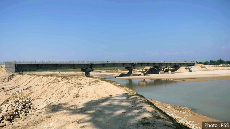 दोदा नदीमा निर्माणाधीन पुलको काम ९० प्रतिशत पूरा