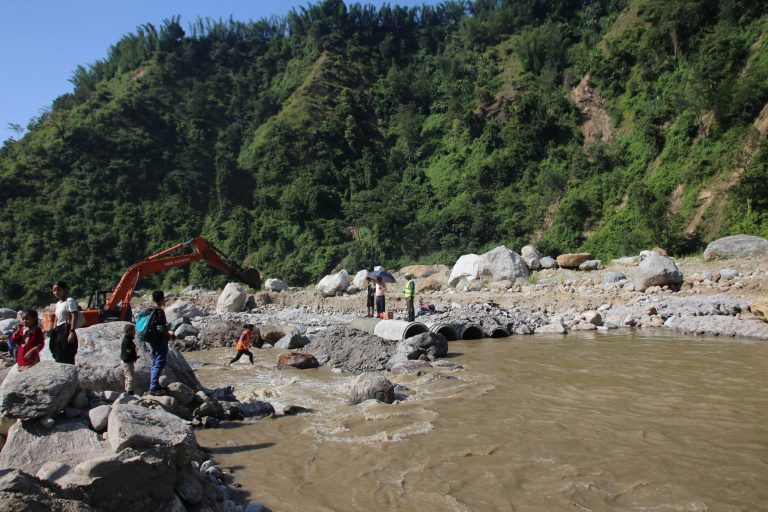 पाँचथरको फेमे खोलामा ‘डाइभर्सन’ निर्माण हुँदै