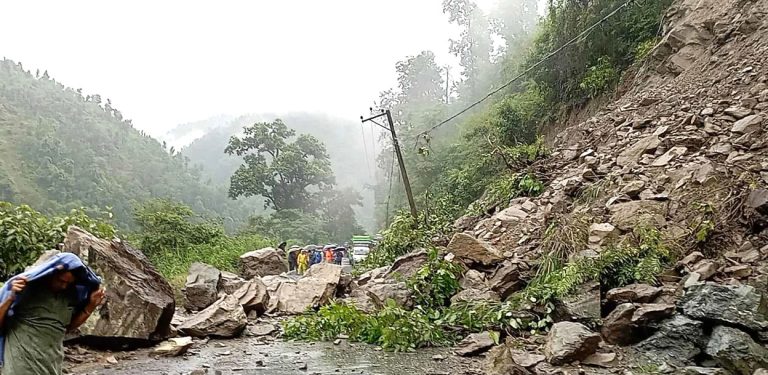 चितवनको फिस्लिङमा पहिरो, राजमार्ग बन्द