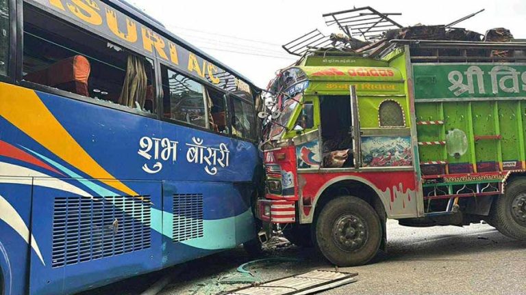 मुग्लिन-नारायणगढ सडकमा बस र ट्रकसहित ७ गाडी ठोक्किए