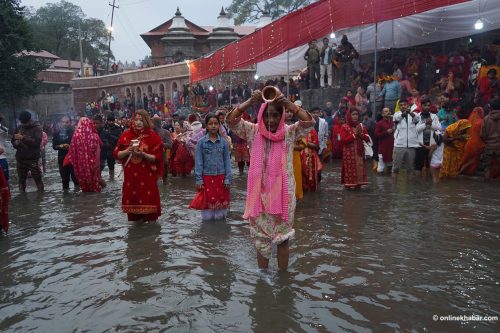 गौरीघाटमा उदाउँदो सूर्यलाई अर्घ्य दिएर यसरी बिदा गरियो छठ (तस्वीरहरू)