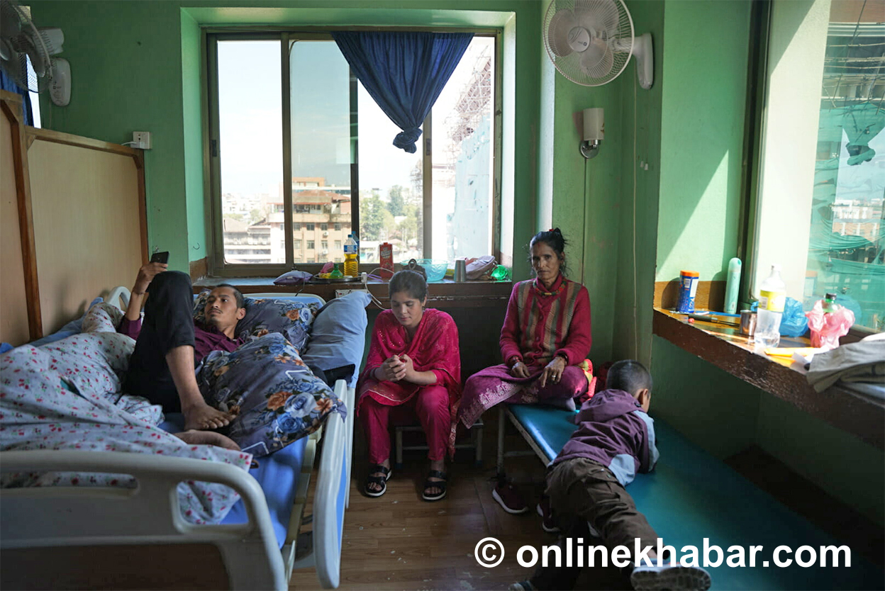 जेनजी घाइते दिपेन्द्रलाई अस्पतालमै भाइटीका, दिदीको आशिष् : जस्तो भए नि बलियो हुनुपर्छ