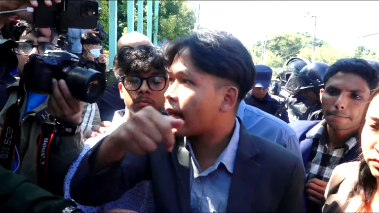 राष्ट्रपतिसँग वार्तामा बस्न नपाएको भन्दै शीतल निवास अगाडि जेनजी युवाको नाराबाजी