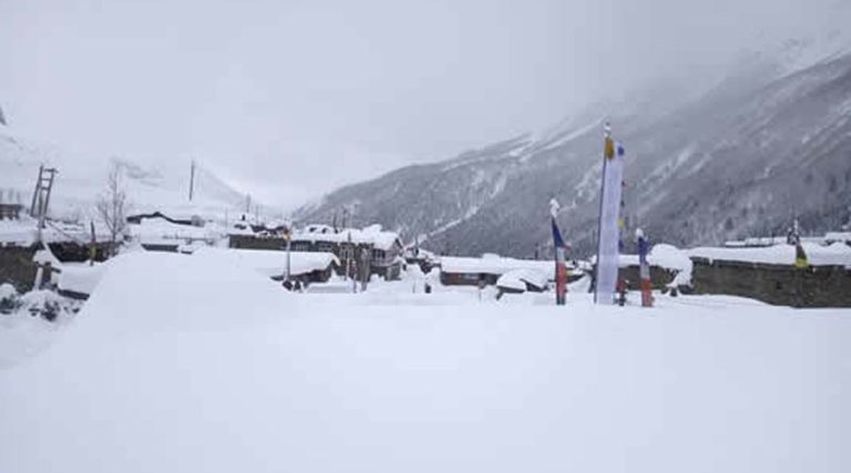 उत्तरी गोरखाको पाङबारी पिक हिमाल चढ्न गएका ६ जना हिमपातमा फसे