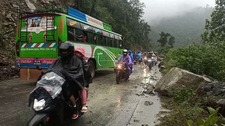 काठमाडौं फर्कदा बढी भाडा असुल्नेलाई कारबाही