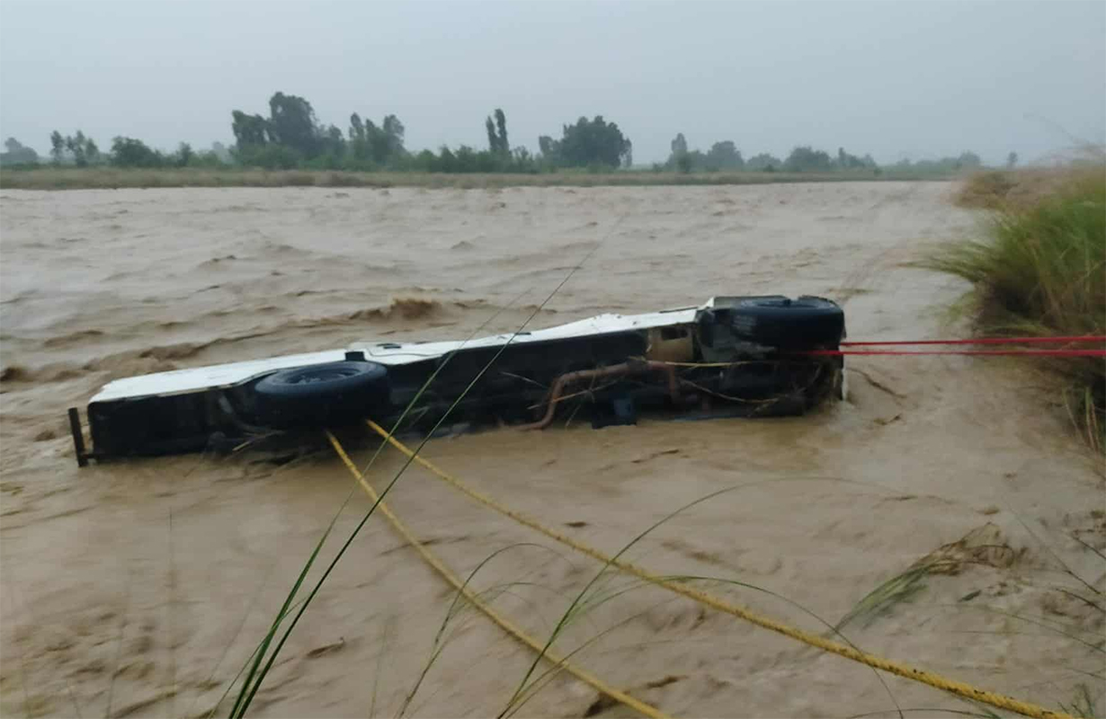 रातु खोलाले बगाएको जीप जेसीबीले निकालियो, चालक सकुशल