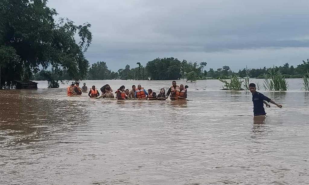 सुकुना र काली खोलाको बाढीले पूर्वपश्चिम राजमार्ग अवरुद्ध, ४०० बढी विस्थापित