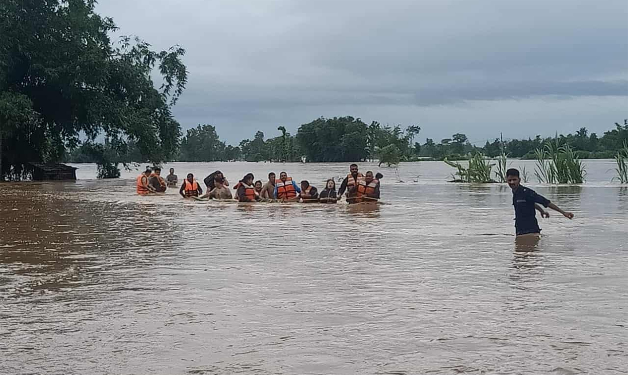 सुकुना र काली खोलाको बाढीले पूर्वपश्चिम राजमार्ग अवरुद्ध, ४०० बढी विस्थापित