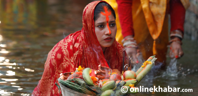 अस्ताउँदो सूर्यलाई दिइयो अर्घ्य (तस्वीरहरू)