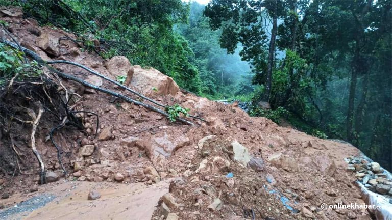 कोशी र बागमतीका १९ ठाउँमा सडक अवरुद्ध